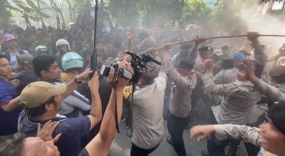 Bambu Kuning Ikut Mewarnai Kericuhan Aksi Unjuk Rasa di Depan Gedung DPRD Sumut