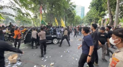 Unjuk Rasa Mahasiswa di DPRD Sumut Kembali Ricuh, Massa Dipukul Mundur