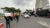 Aksi Kamisan di Medan, Massa Soraki Rombongan Petugas Polisi: Brutal dan Penindas!