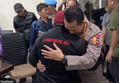 Mata Kapolri Listyo Sigit Berkaca-kaca, Peluk Erat Keluarga dari Pengemudi Ojol Affan yang Tewas Dilindas Rantis Brimob