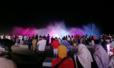 Ribuan Pengunjung Padati Air Mancur Menari Pangururan pada Momen HUT Ke-80 RI