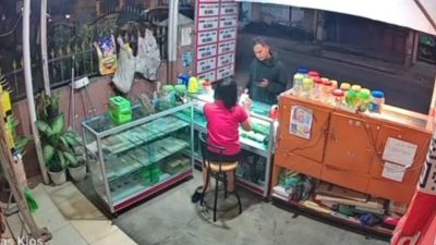Berpura Top Up Dana, Pria Berjaket Hitam Jambret Handphone Pemilik Toko Ponsel