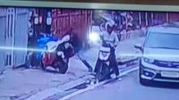 Dua Orang Pria di Medan Gasak Karung Berisikan Puluhan Paket Shopee Milik Kurir: Aksi Terekam CCTV