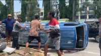 Melaju Kencang, Angkot 135 Terguling Hindari Motor Melawan Arah di Tritura