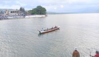 Teman dan Pemuda Setempat Berlayar Ikut Mencari Korban Tenggelam, Letakkan Daun Sirih dan Jeruk Purut ke Air Danau
