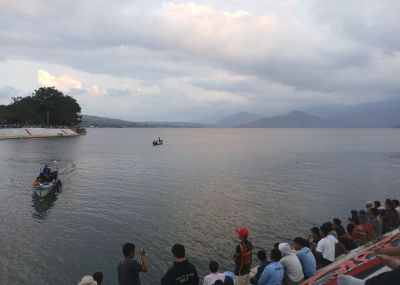 Harapkan Dua Korban Tenggelam Ditemukan, Keluarga Gelar Tradisi Penghormatan Leluhur dan Berdoa di Tepi Danau Toba