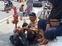 Cerita Abdullah, Kakek Tangguh Penjual Mainan Tradisional dari Pemalang