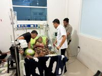 Larut Malam, Wakil Bupati Aceh Timur Jenguk Warga yang Sakit