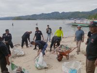 Ketua Fraksi Dan Satgas PDIP Tapteng Lakukan Aksi Bersih Pantai di Pandaratan