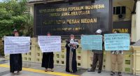 Tak Mau Dijadikan Tersangka, Emak-emak Gelar Demo di Polrestabes Medan