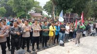 Salat Gaib Warnai Aksi Unjuk Rasa di DPRD Binjai: Hujan, Doa, dan Suara Rakyat