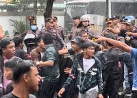 Kapolres Binjai Nyaris Terkena Lemparan Batu Saat Amankan Aksi Unras di DPRD Binjai