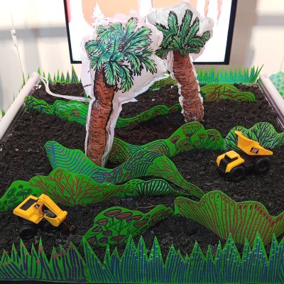 Dibuat dari Limbah Plastik dan Ceritakan Hutan Adat yang Hilang, Karya Seniman dari Riau Dipamerkan di Taman Budaya Medan