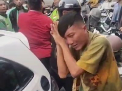 Dua Orang Debt Collector Babak Belur Dihajar Warga saat Hendak Tarik Paksa Mobil di Jalan