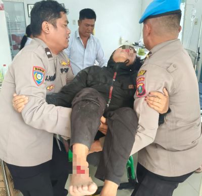 Personel Propam Polres Samosir Tanggap Bantu Korban Kecelakaan di Desa Martoba
