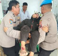 Personel Propam Polres Samosir Tanggap Bantu Korban Kecelakaan di Desa Martoba