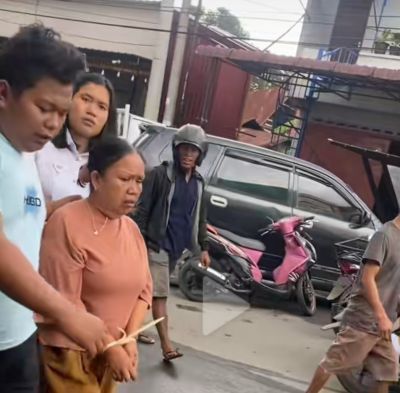 Diduga Curi Uang, Seorang Perempuan Diarak Massa Dengan Tangan Terikat di Samosir