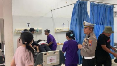 Polres Samosir di Tengah Pengamanan Event Trail Of The Kings 2025 Lake Toba, Memberikan Aksi Cepat Tanggap Terhadap Peserta
