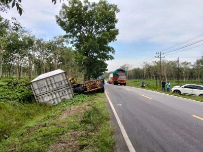 Tabrakan Beruntun Libatkan 2 Truk dan Mobil Minibus di Simalungun: Satu Korban Dilarikan ke RS