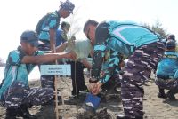 Peringati HUT TNI ke-80, Lanal Tegal Tanam 1.500 Cemara Laut dan Bagikan Sembako untuk Warga Pesisir