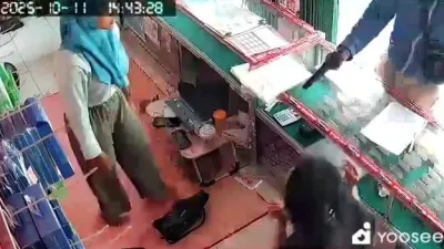Pria Berpistol Gasak Ponsel Konter Handphone, Aksi Terekam CCTV
