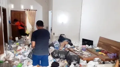 Pria Ditemukan Tewas Membusuk di Rumah Penuh Sampah