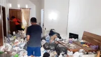 Pria Ditemukan Tewas Membusuk di Rumah Penuh Sampah