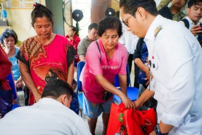 Tangis Haru Pecah saat Wali Kota Rico Waas Beri Bantuan Korban Kebakaran di Asia Mega Mas