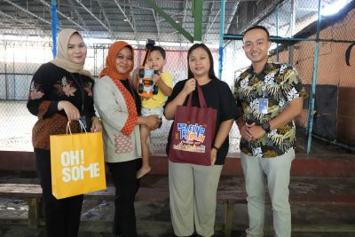 KAI Divre I Sumut Kunjungi dan Berikan Bingkisan kepada Balita Korban Pelemparan Kereta Api