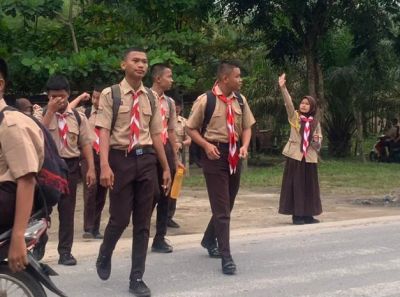 Polisi Siswa SMAN 4 Kisaran Laksanakan Pengaturan Lalulintas Jam Masuk dan Pulang Sekolah