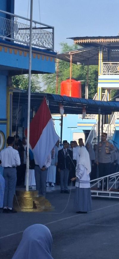 Bangun Karakter, Kapolrestabes Medan Pimpin Upacara Bendera  di Yayasan Jabal Noor