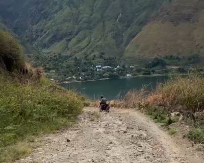 Wisatawan Keluhkan Jalan Rusak Menuju Desa Bonandolok Samosir