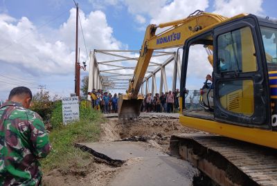 Dinas PUPR Samosir Turunkan Eskapator, Perbaiki Jalan Nasional di Jembatan Binangaron yang Putus