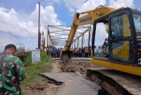 Dinas PUPR Samosir Turunkan Eskapator, Perbaiki Jalan Nasional di Jembatan Binangaron yang Putus