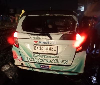 Tertabrak Kereta Api Sri Lelawangsa Tujuan Medan-Binjai Diperlintasan Tanpa Palang Pintu, Satu Keluarga Penumpang Mini Bus Alami Luka Berat