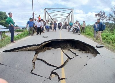 Jembatan Binangaron Pangururan Penghubung Simanindo Samosir Mendadak Amblas
