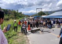 Kebocoran Pipa PDAM Disinyalir Penyebab Jalan Nasional Penghubung Pangururan-Simanindo Amblas