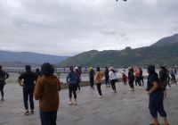 Warga Samosir dan Wisatawan Nikmati Senam Sehat di Tepian Danau Toba
