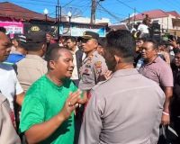 Rahmansyah Sibarani Janji Klarifikasi Usai Viral Lempar Batu ke Arah Demonstran di Tapteng