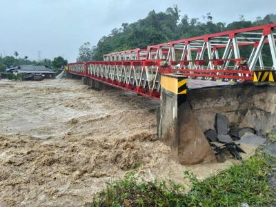 Banjir Bandang Putuskan Jembatan Aek Puli di Taput, Akses Tarutung–Sipirok Lumpuh