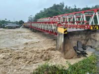 Banjir Bandang Putuskan Jembatan Aek Puli di Taput, Akses Tarutung–Sipirok Lumpuh