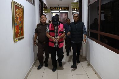Erwin Saleh Tutupi Wajah saat Penuhi Panggilan Kejari Medan, Bungkam saat Masuk Mobil Tahanan