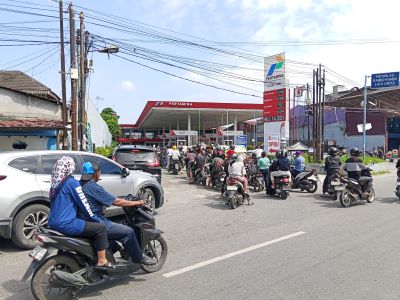 Banjir Lumpuhkan Distribusi: Antrian BBM di SPBU Medan Mengular, Walikota Imbau Jangan Panik