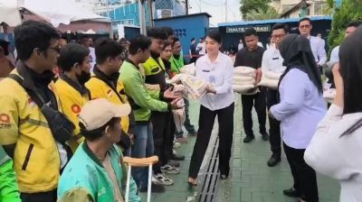 Hari Bakti Pertama, Imigrasi Medan Bagikan 2,5 Ton Beras ke Ojol dan Warga