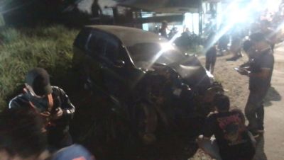Toyota Avanza Ringsek Ditabrak Kereta Api di Perlintasan Tanpa Palang Pintu