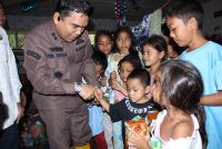Plt Kejari Madina Bantu Pengungsi Banjir, Ajak Anak-anak Lupakan Kesedihan Bencana