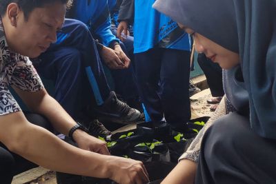 Tumbuhkan Karakter Peduli Lingkungan Kepada Siswa, SMP N 6 Pemalang Tanam Cabai dan Budidaya Ikan Lele