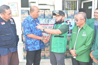 Senator Dedi Iskandar Batubara Serahkan Bantuan Kepada Korban Banjir di Langkat Sumut