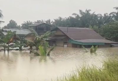 Banjir Bandang Terpa Pangkalan Brandan, Warga Mengungsi di Bantaran Rel Kereta Api