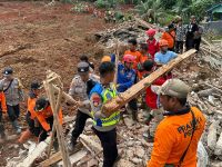 Cilacap Dilanda Longsor, Polda Jateng Kerahkan 155 Personel dan 4 Anjing Pelacak Cari Korban Longsor